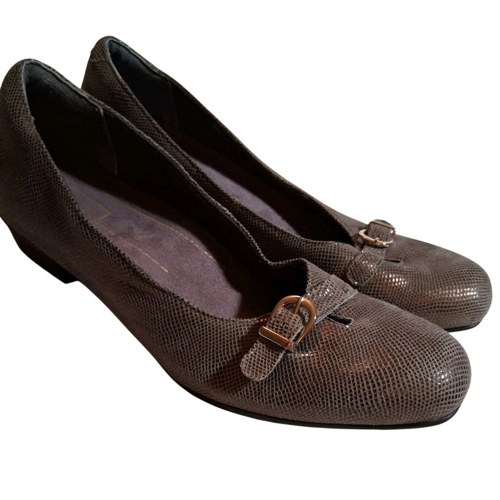 Clarks Artisan BrownTextured‎ Leather Dress Pumps Flat Heels Buckle Women  9.5 M